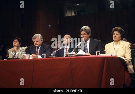 Vier Senatoren der Vereinigten Staaten stellen den Chefarzt des US-Berufungsgerichts für den ersten Bundesgerichtshof, Stephen G. Breyer, vor, den Kandidaten des US-Präsidenten Bill Clinton als Associate Justice des US Supreme Court, der den scheidenden Richter Harry Blackmun ersetzen soll, Vor dem US-Justizausschuss am 12. Juli 1994 auf dem Capitol Hill in Washington, DC. Von links nach rechts: US-Senatorin Barbara Boxer (Demokratin von Kalifornien), US-Senator Edward M. Kennedy (Demokrat von Massachusetts), Richter Breyer, US-Senator John F. Kerry (Demokrat von Massachusetts) und US-Senatorin Dianne Feinstein (Demokratin von C Stockfoto