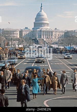 US-Präsident Jimmy Carter und First Lady Rosalynn Carter gehen die Pennsylvania Avenue in Washington, DC entlang, nachdem er am 20. Januar 1977 am Einweihungstag an der Ostfront des US-Kapitols in Washington, DC, den Amtseid abgelegt hat.Quelle: Arnie Sachs / CNP / MediaPunch Stockfoto