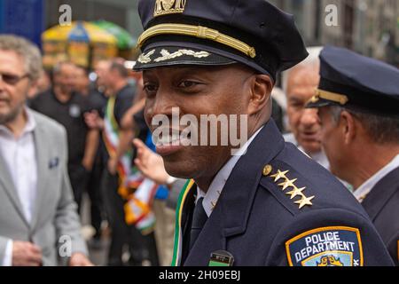 New York, Usa. Oktober 2021. Rodney Harrison, Leiter des New Yorker Polizeidezernats, nimmt an der jährlichen Columbus Day Parade auf der Fifth Avenue in Manhattan, New York City, Teil. Die jährliche Veranstaltung feiert den Tag, an dem Christoph Kolumbus 1492 in Amerika landete. Kredit: SOPA Images Limited/Alamy Live Nachrichten Stockfoto