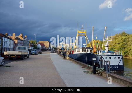 Fischerboote, die auf dem Fluss Haven oder Witham an der London Road mit dunklen Wolken am Himmel vor Anker liegen. Boston Lincolnshire Stockfoto