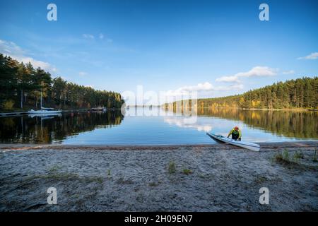 Ankunft auf den Ruuhonsaaret-Inseln mit dem Kajak, Taipalsaari, Finnland Stockfoto