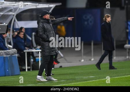 Maribor, Slowenien. Oktober 2021. Matjaz Kek (links), Cheftrainer Sloweniens, reagiert während des Qualifikationsspiel der FIFA-Weltmeisterschaft der Gruppe H zwischen Slowenien und Russland 2022.(Endstand; Slowenien 1:2 Russland) (Foto von Milos Vujinovic/SOPA Images/Sipa USA) Quelle: SIPA USA/Alamy Live News Stockfoto