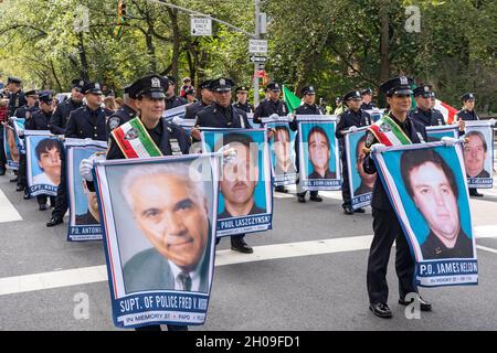 New York, Usa. Oktober 2021. Polizeibeamte der Hafenbehörde halten bei der jährlichen Columbus Day Parade auf der Fifth Avenue in Manhattan, New York City, Plakate mit Bildern der gefallenen Beamten. Die jährliche Veranstaltung feiert den Tag, an dem Christoph Kolumbus 1492 in Amerika landete. (Foto von Ron Adar/SOPA Images/Sipa USA) Quelle: SIPA USA/Alamy Live News Stockfoto