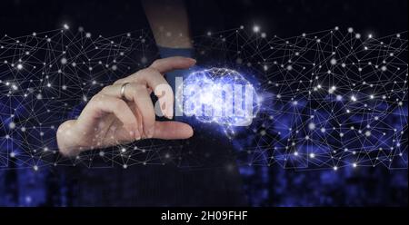 Digitales Gehirn Künstliche Intelligenz. Hand halten digitales Hologramm Gehirn-Zeichen auf Stadt dunkel verschwommen Hintergrund. Künstliche Intelligenz AI . Stockfoto