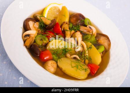 Rustikale Suppe mit Wildpilzen Stockfoto