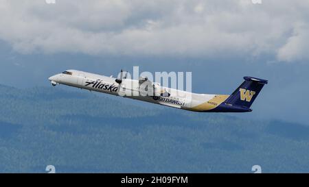 Richmond, British Columbia, Kanada. September 2021. Ein regionales Alaska Horizon DeHavilland Dash 8-400-Twin-Engine-Turboprop-Linienflugzeug, lackiert in spezieller Huskies-Lackierung, das nach dem Start vom Vancouver International Airport in die Luft geflogen wurde. (Bild: © Bayne Stanley/ZUMA Press Wire) Stockfoto