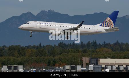 Richmond, British Columbia, Kanada. September 2021. Ein United Express Embraer E175LR Jet (N146SY), der von SkyWest Airlines betrieben wird, landet auf dem internationalen Flughafen Vancouver. (Bild: © Bayne Stanley/ZUMA Press Wire) Stockfoto