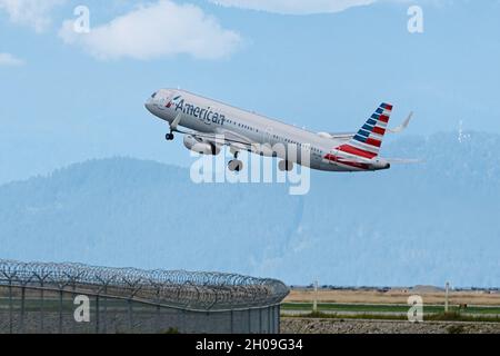 Richmond, British Columbia, Kanada. Oktober 2021. Ein Airbus A321 (N167AN) von American Airlines hebt vom internationalen Flughafen Vancouver ab. (Bild: © Bayne Stanley/ZUMA Press Wire) Stockfoto