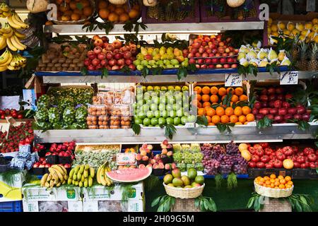 3. Mai 2021 - Istanbul, Türkei: Street Fruit Shop mit frischem Obst und Gemüse. Stockfoto