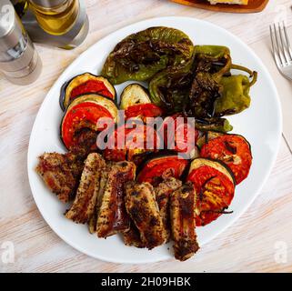 Senf-Schweinerippchen mit gegrilltem Gemüse Stockfoto