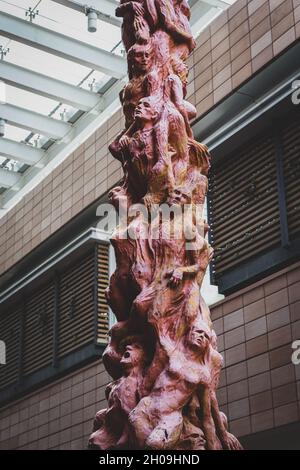 Hongkong, China. Oktober 2021. Ein Blick auf die "Säule der Schande vor ihrer Beseitigung" die "Säule der Schande", ein Kunstwerk des dänischen Künstlers Jens Galschiøt, ist eine Hommage an die Opfer des Massakers auf dem Platz des Himmlischen Friedens, das am 4. Juni 1989 in Peking, China, stattfand. Obwohl die Skulptur seit 1997 auf dem Campus ist, hat die Universität Hongkong (HKU) gefordert, sie vor dem 14. Oktober 2021 zu entfernen. Kredit: SOPA Images Limited/Alamy Live Nachrichten Stockfoto