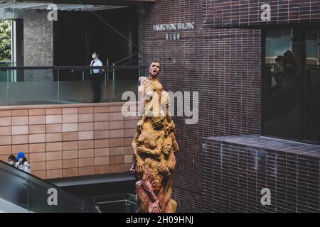 Hongkong, China. Oktober 2021. Ein Blick auf die "Säule der Schande vor ihrer Beseitigung" die "Säule der Schande", ein Kunstwerk des dänischen Künstlers Jens Galschiøt, ist eine Hommage an die Opfer des Massakers auf dem Platz des Himmlischen Friedens, das am 4. Juni 1989 in Peking, China, stattfand. Obwohl die Skulptur seit 1997 auf dem Campus ist, hat die Universität Hongkong (HKU) gefordert, sie vor dem 14. Oktober 2021 zu entfernen. Kredit: SOPA Images Limited/Alamy Live Nachrichten Stockfoto