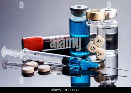 Das Konzept der Zulassung neuer Medikamente, Impfstoffe und Biopharmazeutika durch die FDA. Stockfoto