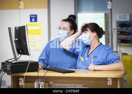 Aktenfoto vom 27/01/21 von Krankenschwestern, die an der Krankenschwesternstation in der Akutaufnahme des Royal Alexandra Hospital in Paisley arbeiten. Die Krankenschwestern werden gebeten, darüber abzustimmen, ob sie wegen eines Lohnstreits mit der schottischen Regierung Arbeitskampfmaßnahmen ergreifen sollten. Ausgabedatum: Dienstag, 12. Oktober 2021. Stockfoto