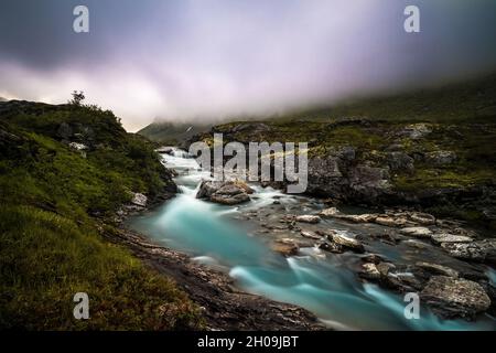 Flussaufnahme mit langer Belichtung in norwegischer Landschaft Stockfoto