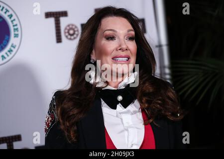West Hollywood, Usa. Oktober 2021. WEST HOLLYWOOD, LOS ANGELES, KALIFORNIEN, USA – 11. OKTOBER: Die Gastronin Lisa Vanderpump kommt bei der vierten jährlichen Spendenaktion „Travel with A Purpose“ von Travel and GIVE mit Lisa Vanderpump (Spendenaktion für das Teletherapieprogramm und die vom Erdbeben betroffenen Gemeinden in Haiti) an, die am 11. Oktober 2021 im TOM TOM Restaurant and Bar in West Hollywood, Los Angeles, Kalifornien, USA, stattfand. (Foto: Xavier Collin/Image Press Agency/Sipa USA) Quelle: SIPA USA/Alamy Live News Stockfoto