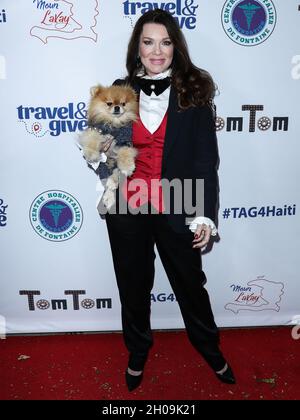 West Hollywood, Usa. Oktober 2021. WEST HOLLYWOOD, LOS ANGELES, KALIFORNIEN, USA – 11. OKTOBER: Die Gastronin Lisa Vanderpump kommt bei der vierten jährlichen Spendenaktion „Travel with A Purpose“ von Travel and GIVE mit Lisa Vanderpump (Spendenaktion für das Teletherapieprogramm und die vom Erdbeben betroffenen Gemeinden in Haiti) an, die am 11. Oktober 2021 im TOM TOM Restaurant and Bar in West Hollywood, Los Angeles, Kalifornien, USA, stattfand. (Foto: Xavier Collin/Image Press Agency/Sipa USA) Quelle: SIPA USA/Alamy Live News Stockfoto