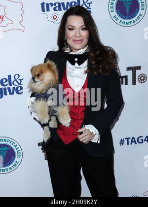 West Hollywood, Usa. Oktober 2021. WEST HOLLYWOOD, LOS ANGELES, KALIFORNIEN, USA – 11. OKTOBER: Die Gastronin Lisa Vanderpump kommt bei der vierten jährlichen Spendenaktion „Travel with A Purpose“ von Travel and GIVE mit Lisa Vanderpump (Spendenaktion für das Teletherapieprogramm und die vom Erdbeben betroffenen Gemeinden in Haiti) an, die am 11. Oktober 2021 im TOM TOM Restaurant and Bar in West Hollywood, Los Angeles, Kalifornien, USA, stattfand. (Foto: Xavier Collin/Image Press Agency/Sipa USA) Quelle: SIPA USA/Alamy Live News Stockfoto