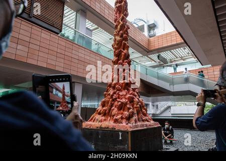 Hongkong, China. Oktober 2021. Menschen fotografieren die Säule der Schande vor ihrer Entfernung.am letzten Tag vor der Entfernung der Säule der Schande durch die Universität Hongkong (HKU) forderte die HKU den Organisator des HK Tiananmen Massakers am 4. Juni, Um die Säule der Schande vor dem Termin von morgen - 13. Oktober, 5 Uhr zu entfernen. Der vom dänischen Künstler Jens Galschiøt geschaffene Pfeiler der Schande wurde seit 1997 24 Jahre an der Hong Kong University errichtet und ausgestellt. (Foto von Alex Chan Tsz Yuk/SOPA Images/Sipa USA) Quelle: SIPA USA/Alamy Live News Stockfoto