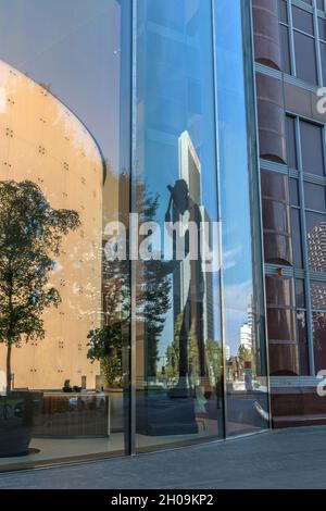 Spiegelung in den Glasfenstern des Frankfurter Ausstellungsturms Stockfoto