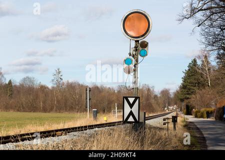 St. Alban, Deutschland - 2. Feb 2021: Rundes, orangefarbenes Bahnsignal. Direkt neben der Eisenbahnstrecke. Stockfoto