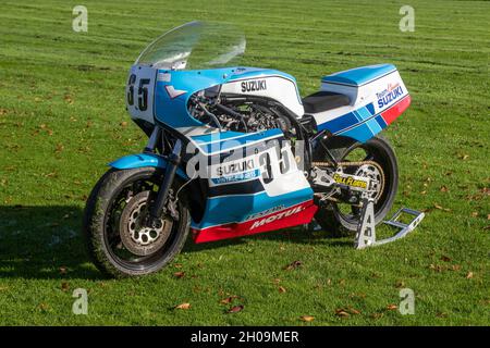 Suzuki No.35 Vintage Parts, Team vintage und klassische Suzuki Bikes blau weiß Motorradverkleidungen bei Southport Classic und Speed 2021, Victoria Park, Southport, UK Stockfoto