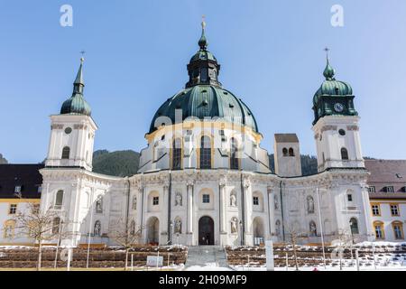 Ettal, Deutschland - 26. Feb 2021: Vorderansicht der Basilika (Kirche) der Abtei Ettal. Stockfoto