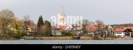 Weßling, Deutschland - 19. Apr 2021: Panorama von Weßling. Mit Kirche 'Christkönig', See und Wohngebäuden. Beliebtes Ausflugsziel in der Nähe von München. Stockfoto