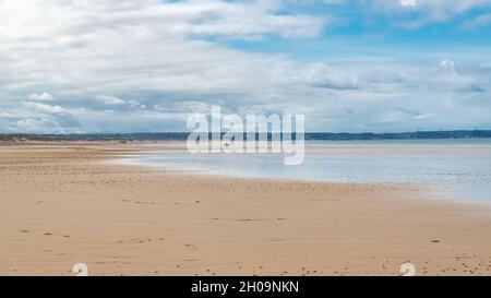 Schöner Strand in Vauville in der Normandie, mit einem Pferd im Hintergrund Stockfoto