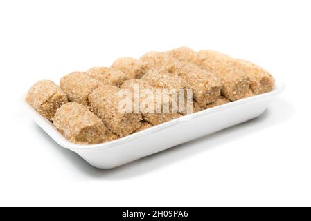 Pack rohe gefrorene Kroketten auf einem weißen Tablett. Produkt auf weißem Hintergrund Stockfoto