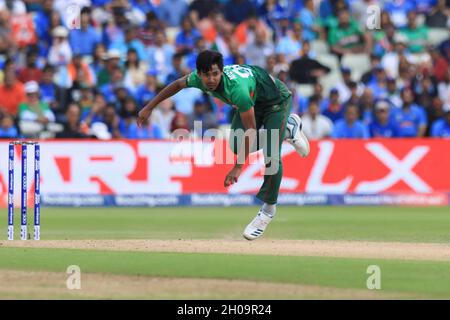 Bangladesh Cricket-Spieler Mustafizur Rahman in Aktion während des 40. Spiels der ICC (International Cricket Council) Cricket World Cup 2019 zwischen Indien und Bangladesch in Birmingham in England. Indien gewann mit 28 Läufen. Stockfoto