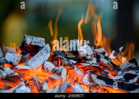 Close-up Grill Grube mit glühenden und flammenden heißen Holzkohlebriketts Stockfoto