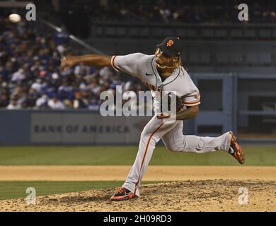 Los Angeles, Usa. Oktober 2021. Der Relief-Pitcher Camilo Doval von San Francisco Giants liefert am Montag, den 11. Oktober 2021, im neunten Inning in Spiel 3 der NLDS gegen die Los Angeles Dodgers im Dodger Stadium aus. Die Giants führen jetzt die Best-of-Five-Serie zwei-zu-eins mit dem 1-0 Sieg und werden schauen, um ihre Erzrivalen Dienstag Abend im Dodger Stadium schließen. Foto von Jim Ruymen/UPI Credit: UPI/Alamy Live News Stockfoto