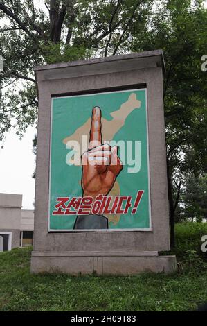 10.08.2012, Nordkorea, Nord-Hwanghae, Panmunjom - in der Nähe des Grenzdorfes Panmunjom in der entmilitarisierten Zone wird eine Steinstatue für PR errichtet Stockfoto