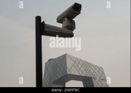 '16.08.2012, China, , Peking - Eine Überwachungskamera und das neue Gebäude des CCTV-Hauptquartiers in der chinesischen Hauptstadt. 0SL120816D027CAROEX.JPG [M Stockfoto