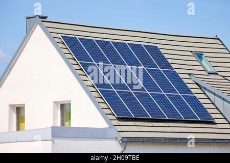 '10.06.2021, Deutschland, Nordrhein-Westfalen, Recklinghausen - Solarzellen auf dem Dach eines Wohnhauses. 00X210610D487CAROEX.JPG [MODELLVERSION: Stockfoto