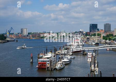 '25.06.2021, Deutschland, Hamburg, Hamburg - City view Hamburger Hafen, mit Elbpromenade, Überseebrücke, Elbe, Innenstadt, St.Pauli, Altona, Landung Stockfoto