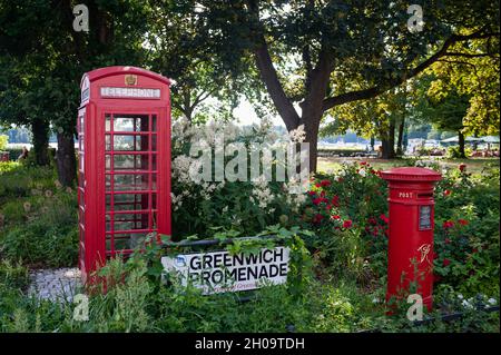 '13.06.2019, Deutschland, , Berlin - Eine stillgelegte typische rote britische Telefondose (Modell K6) und ein Briefkasten in einem Park entlang der Greenwich Promenad Stockfoto