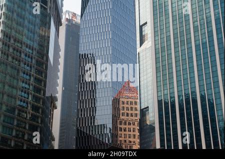 '25.05.2021, Singapore, , Singapore - Gebäude spiegeln sich in den Glasfassaden der modernen Wolkenkratzer des Finanz- und Geschäftszentrums duri wider Stockfoto