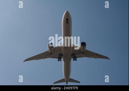 '08.07.2021, Singapur, , Singapur - Ein Passagierflugzeug der Boeing 787-10 Dreamliner von Singapore Airlines mit der Registrierung 9V-SCJ bei der Annäherung an Changi Stockfoto