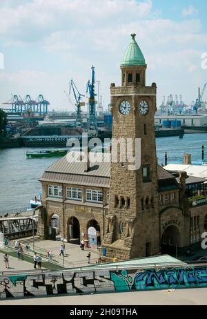 '25.06.2021, Deutschland, Hamburg, Hamburg - Blick auf den Hamburger Hafen, die Landungsbrücken, den Pegelturm, die Kuppelstruktur des Alten Elbtunnels. 00X2106 Stockfoto