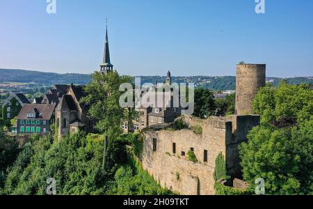 '23.07.2021, Deutschland, Nordrhein-Westfalen, Wetter an der Ruhr - Stadtansicht von Wetter an der Ruhr mit der Burg Wetter am Harkortsee. 00X210723D027CARO Stockfoto