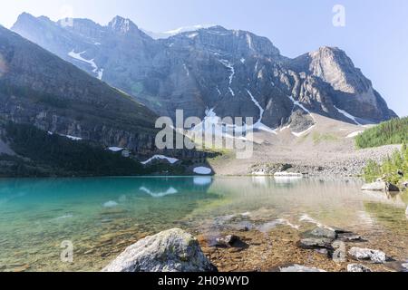 Wunderschöner türkisfarbener Bergsee, umgeben von Bergen, Banff National Park, Kanada Stockfoto