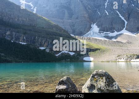 Wunderschöner türkisfarbener Bergsee, umgeben von Bergen, Banff National Park, Kanada Stockfoto
