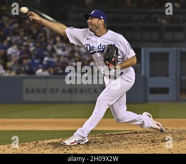 Los Angeles, Usa. Oktober 2021. Los Angeles Dodgers Startkannen Max Scherzer liefert während des siebten Innings gegen die San Francisco Giants in Spiel 3 der NLDS am Dodger Stadium am Montag, 11. Oktober 2021. Foto von Jim Ruymen/UPI Credit: UPI/Alamy Live News Stockfoto