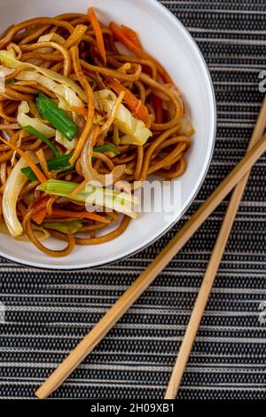 Vegetarische Nudelschale mit Gemüse auf schwarzem und weißem Hintergrund Stockfoto