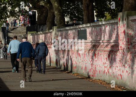 Westminster, London, Großbritannien. 11th Oktober 2021. Die National Covid Memorial Wall. Eine neue parlamentarische Untersuchung und ein gemeinsamer Bericht des parteiübergreifenden Ausschusses für Gesundheit und Soziales des Unterhauses sowie für Wissenschaft und Technologie schließen schwerwiegende Mängel im Bereich der öffentlichen Gesundheit in den frühen Stadien der Coronavirus-Pandemie im Vereinigten Königreich ab. Abgebildet ist die Coronavirus Memorial Wall in Westminster heute. Kredit: Imageplotter/Alamy Live Nachrichten Stockfoto