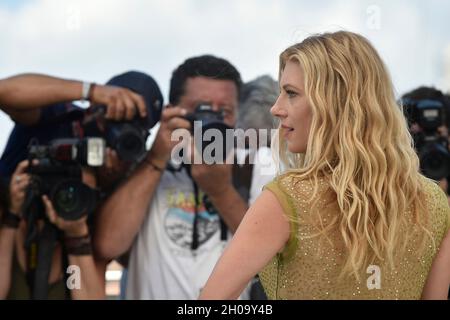 74. Auflage der Filmfestspiele von Cannes: Die Schauspielerin Katheryn Winnick posiert während einer Fotoserie für den Film „Flag Day“ von Sean Penn am 1. Juli Stockfoto