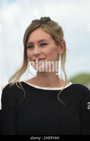 74. Auflage der Filmfestspiele von Cannes: Die Schauspielerin Dylan Penn posiert während einer Fotoserie für den Film „Flag Day“ von Sean Penn am 11. Juli 202 Stockfoto