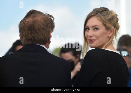 74. Auflage der Filmfestspiele von Cannes: Die Schauspielerin Dylan Penn und ihr Vater Sean Penn posieren während einer Fotoserie für den Film „Flag Day“, Regie: S. Stockfoto